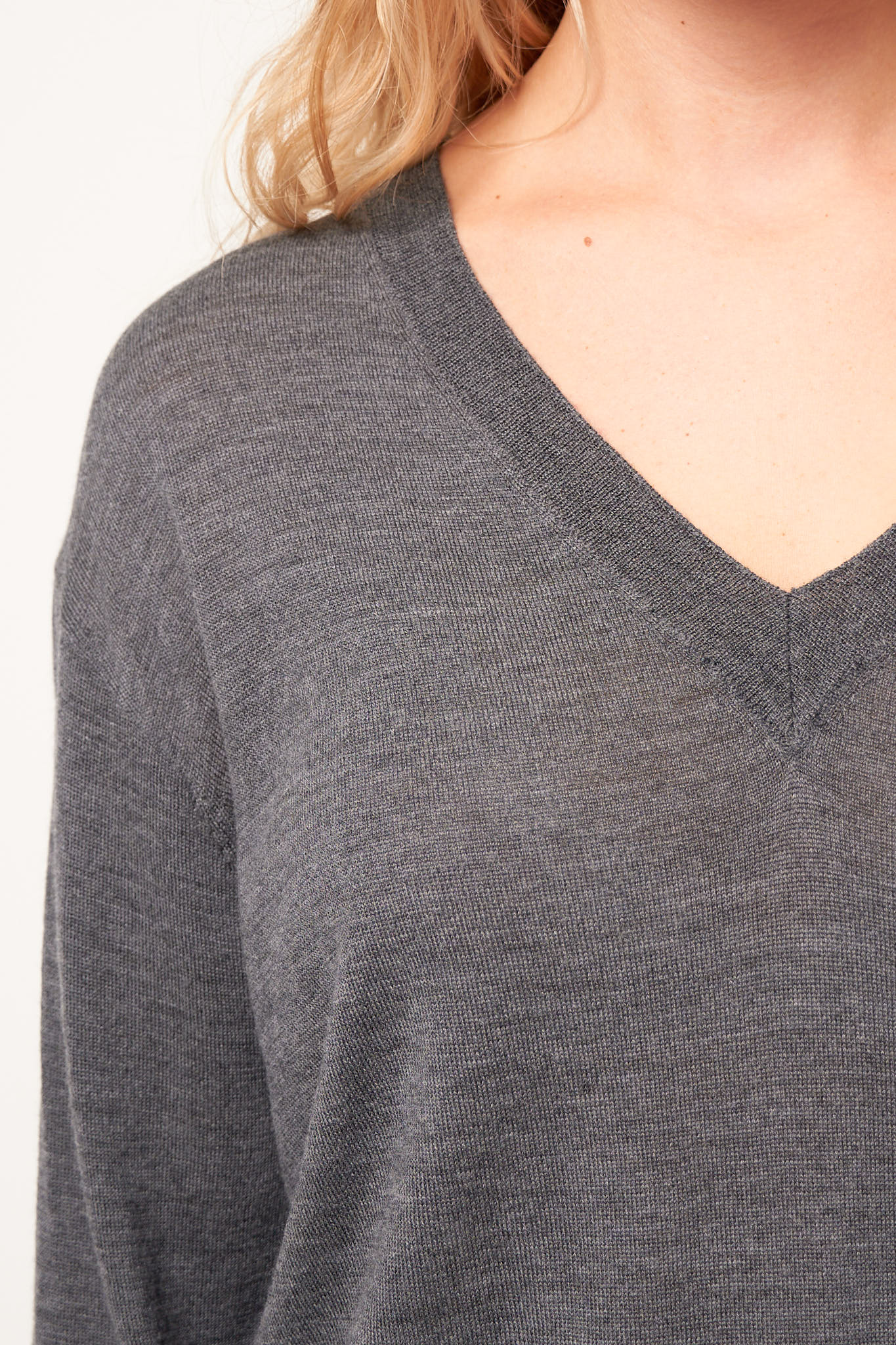 Ebba Wool Silk V-Neck Anthracite Grey - Image 2