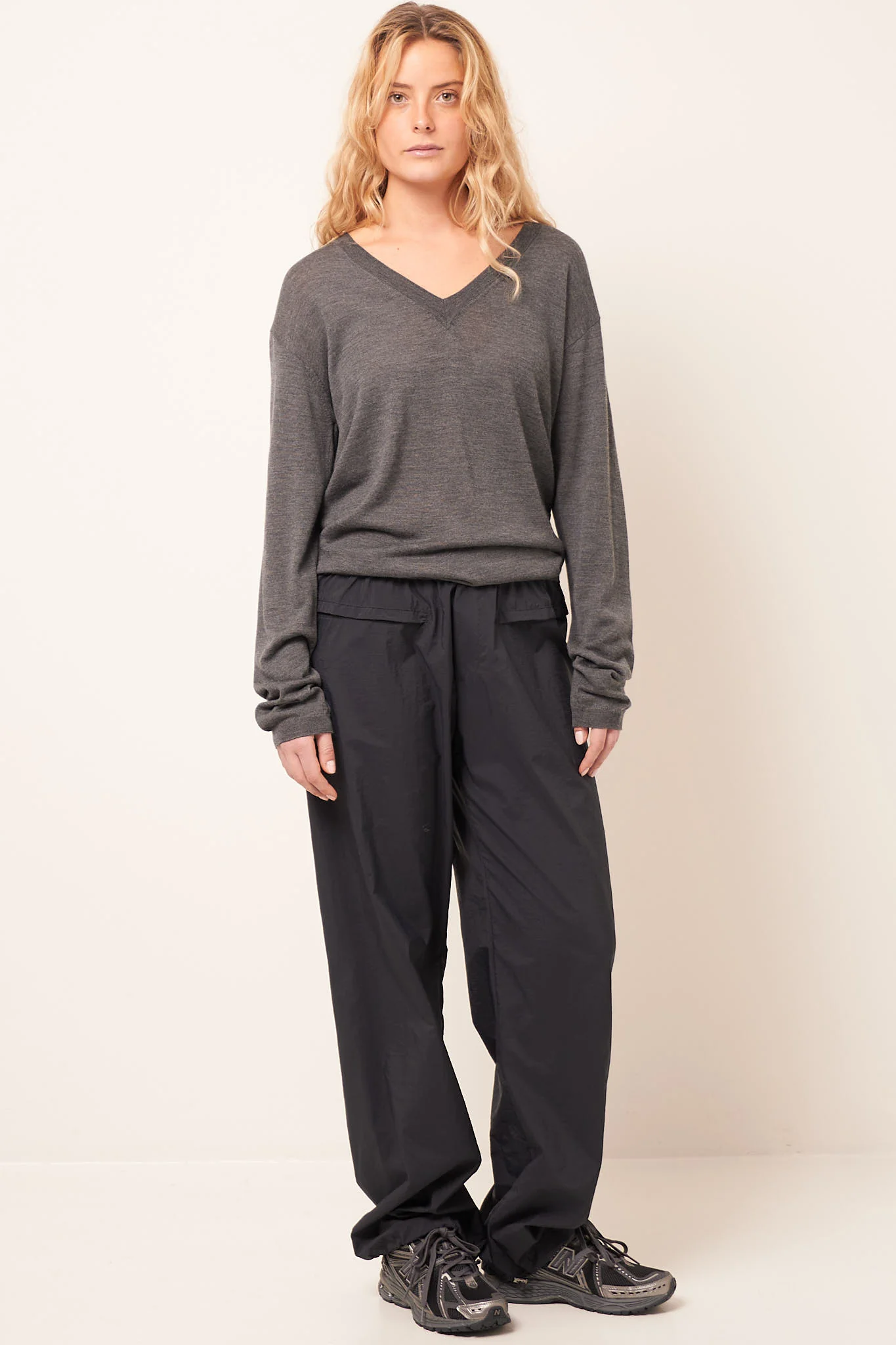 Ebba Wool Silk V-Neck Anthracite Grey - Image 3