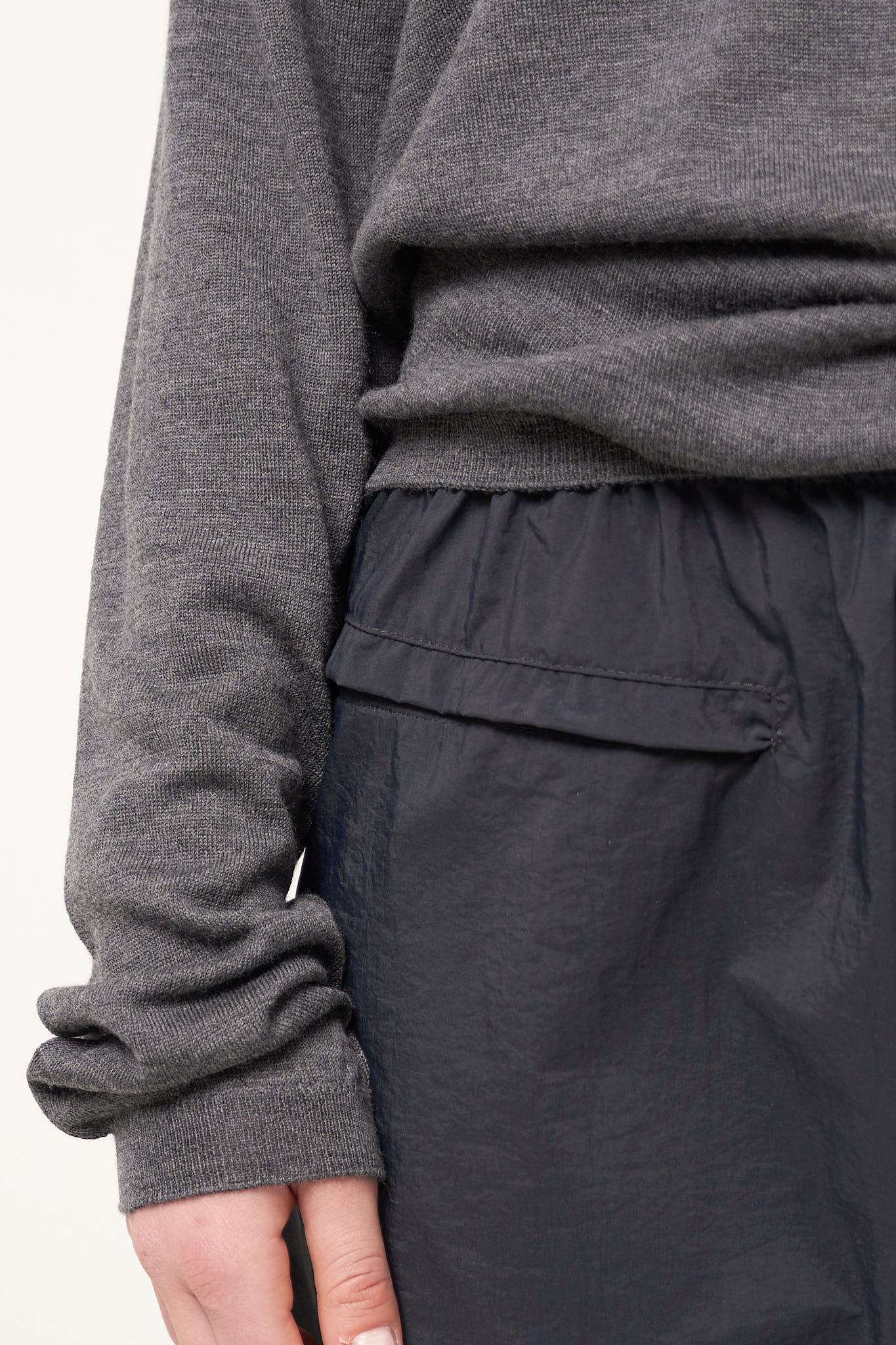 Ebba Wool Silk V-Neck Anthracite Grey - Image 4