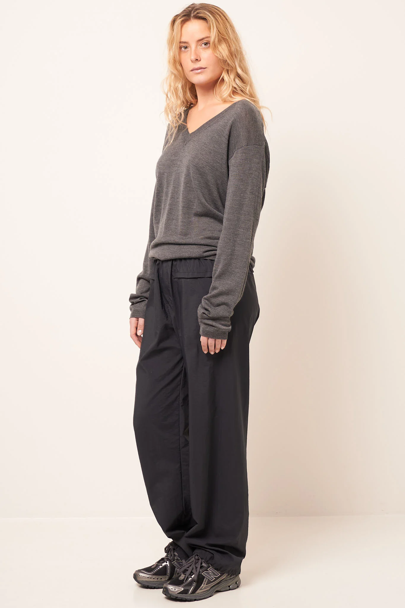 Ebba Wool Silk V-Neck Anthracite Grey - Image 5