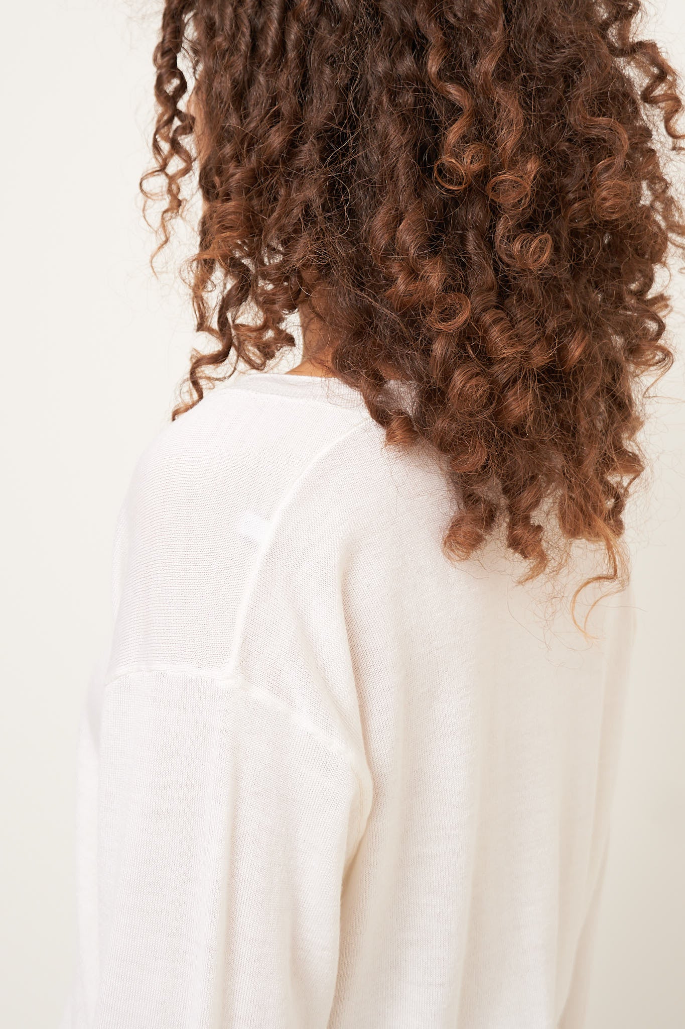 Ebba Wool Silk V-Neck Off White - Image 4